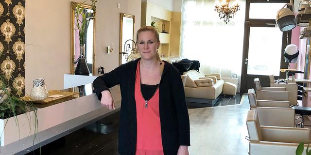 Haare schneiden und sich wohl fühlen zuhause. Tanja Theurer von Head Couture will, dass sich die Kunden entspannen und das Service genießen können.