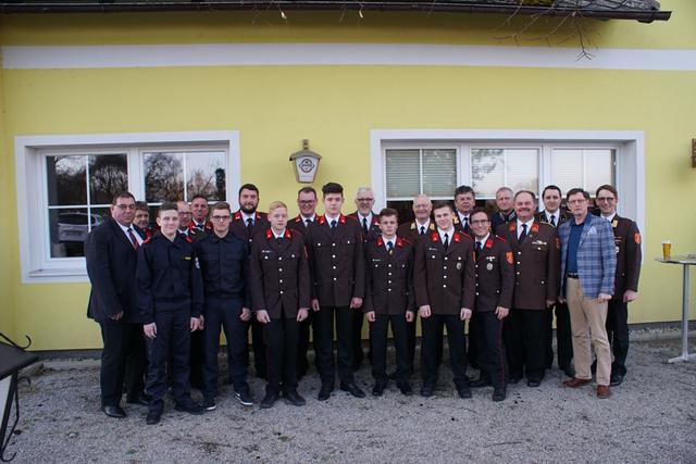 v.l.n.r.: Bürgermeister Hubert Luger, Josef Zeiligner, Paul Huber, Gerhard Hölzl, Alexander Lambert,
Michael Staudinger, Stefan Huber, Sebastian Hölzl, Lukas Wachter, Lukas Bauer, Markus Ziegler, Andreas
Haidinger, Johann Speiser, Martin Kopatz, Johann Kopatz, Patrick Popp, Leopold Schweiger, Kommandant
Josef Anzenberger, Bernhard Ziegler, Karl Furtner, Josef Anzenberger
