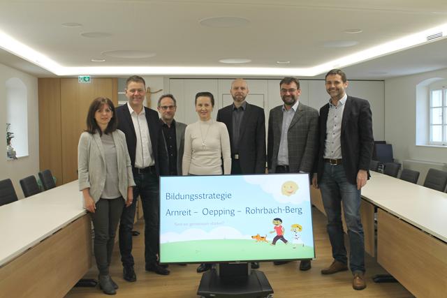 Direktorin Ulrike Eberhart, Bürgermeister Heinz Kobler, Direktor Johannes Kobler, Direktorin Maria Höfler, Bürgermeister Thomas Bogner, Direktor Dirk Andreas und Bürgermeister Andreas Lindorfer.