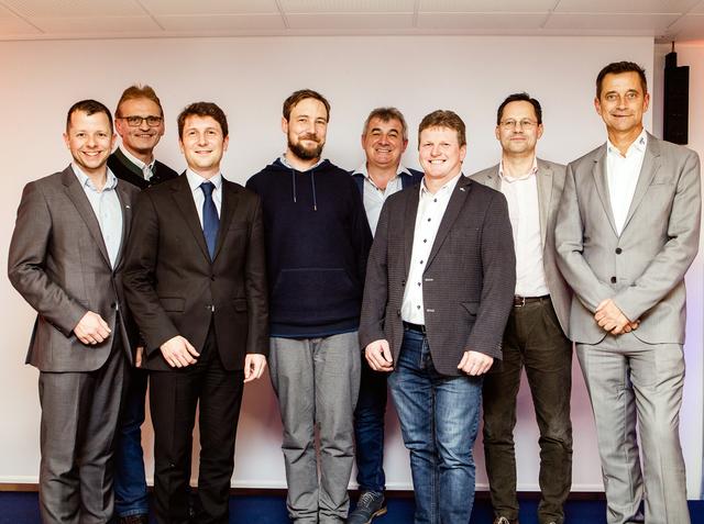 Herbert Auer, Franz Czech (beide Lagerhaus), Raphael Gaillard (Peugeot), Rudi Schöller, Johann Kolm, Erich Fuchs (beide Lagerhaus), Dir. Oliver Mang, Dir. Kurt Nöbauer (beide PSA Bank) - v.l.
