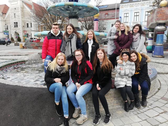 Philipp Schwarzinger, Jeanette Klein, Livia Hochstöger (hinten v.l.) sowie Natalie Walter, Marlene Wenigwieser und Melanie Lindtner (vorne v.l.) mit den Gastschülerinnen aus Iglau.