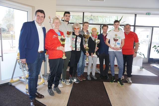 Bei der Siegerehrung gratulierten Bgm. Franz Jost (l.) und Bewerborganisator Reinhold Prasch (r.) den erfolgreichen Athleten. | Foto: WOCHE