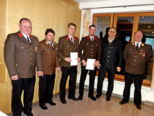Kdt-Stv. Manfred Embacher, Inspektor Bernhard Geisler (BFV), Dominik Bachler, David Bachler, Bgm. Günter Resch, Kdt. Alexander Bachler (v. li.).
