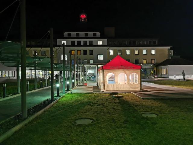 Über Nacht wurde ein generelles Besuchsverbot für Krankenhäuser ausgesprochen. Bereits am Abend baute die Feuerwehr Hall Zelte auf. | Foto: Michael Kendlbacher