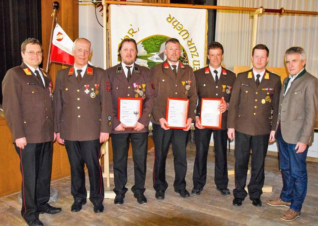 Verleihung Verdienstzeichen Gold: AB-Kdt. Hannes Harasser, Kdt. Josef Schwaighofer, Sebastian Mayrl, Johann Danzl, Martin Perterer, BZ-Kdt.-Stv. Martin Mitterer, Bgm. Konrad Walk (v. li.).