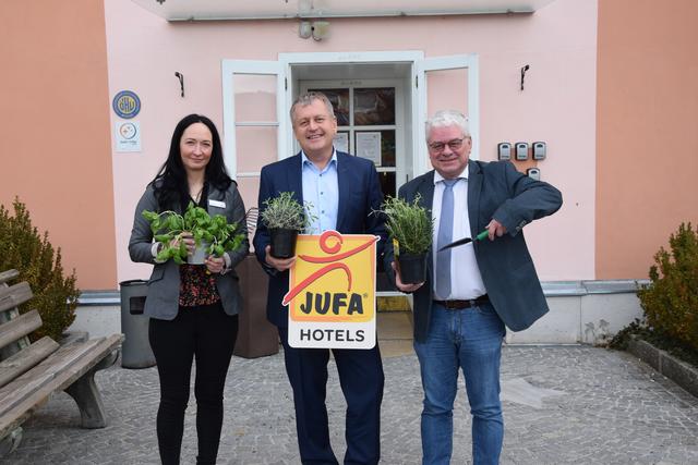 Franziska Gebauer, Gerhard Wendl und Bgm. Hannes Dolleschall.