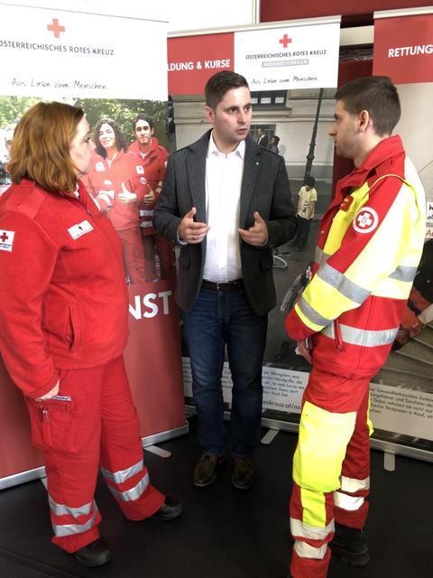Lukas Brandweiner (Mitte) mit Vertretern des Roten Kreuz und Samariterbundes.