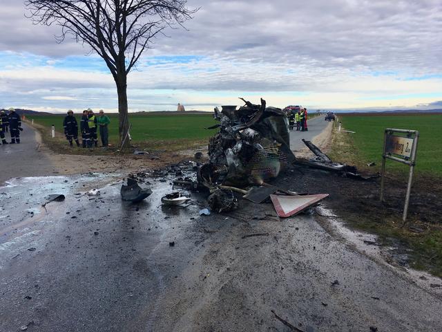 Das Fahrzeug ging sofort in Flammen auf. | Foto: FF Sitzendorf