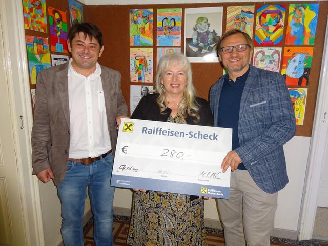 v.l.n.r.: Stadtparteiobmann Gerhard Uttenthaller, Direktorin Christa Hagmüller, WB-Obmann Christian Prechtl bei der Scheckübergabe