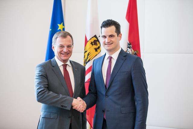Landeshauptmann Thomas Stelzer gratuliert dem neuen Personaldirektor Florian Kirchstetter.