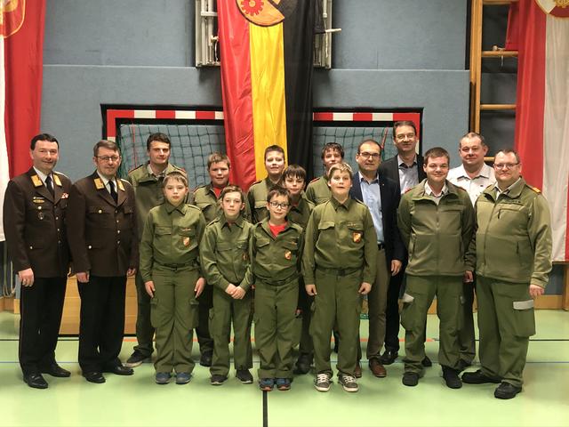 Die Feuerwehr gratuliert allen Teilnehmern zu ihren Abzeichen.
