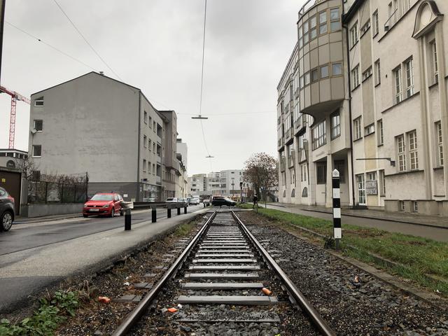 Die Schienen in der Reindlstraße sind bereits seit 2019 Geschichte. Nach einem zwischenzeitlichen Baustopp wegen einer Anrainerbeschwerde setzt die Stadt Linz den Ausbau der Straße im März fort.