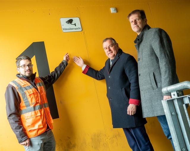 V.l.: Stefan Rottensteiner (Wirtschaftshof), LAbg. Stadtrat Franz Dinhobl und wnsks-Geschäftsführer Thomas Pils präsentieren die Videoüberwachung im neuen ÖBB-Parkdeck in der Haidbrunngasse.