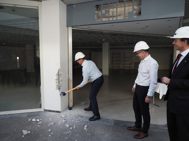 Ein kräftiger Schlag mit dem Abbruchschlägel durch Bürgermeister Kurt Wallner. | Foto: Gaube
