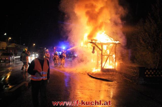Mit zwei HD-Rohren und unter schwerem Atemschutz konnte der Brand in Kuchl, Garnei rasch unter Kontrolle gebracht werden.