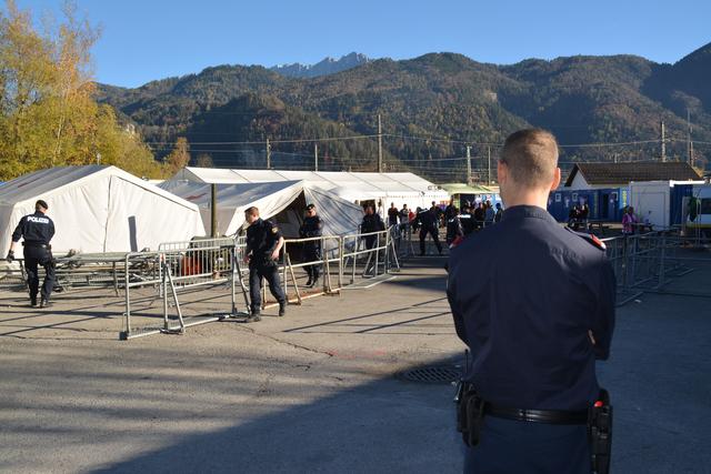 Im Jahr 2015 wurde in Kufstein einer von damals fünf Übernahmepunkten von Flüchtlingen eingerichtet. Die Polizei organisierte Transfers per Bus zur Staatsgrenze. | Foto: Noggler/BB Archiv