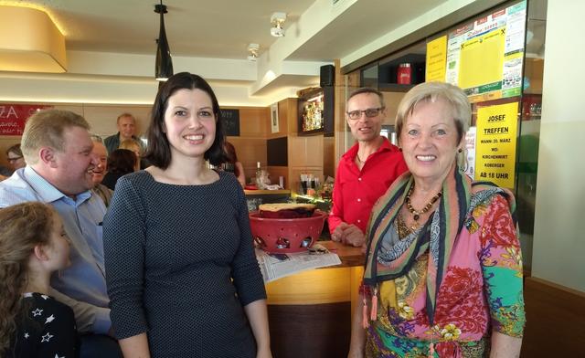 Frauengemeinderätin Anita Fisselberger, Hans Schöny und Jutta Widl mit dem Hauptpreis in der Mitte
