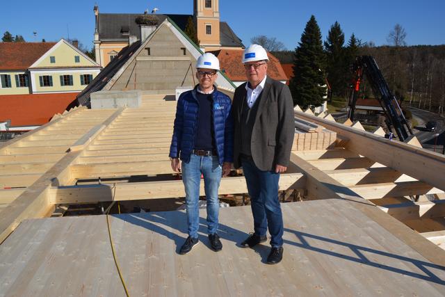 Auf dem "Dach": Bgm. Rupert Fleischhacker mit Franz-Wolfgang Steyer bei der Besichtigung der Dachstuhl-Arbeiten.