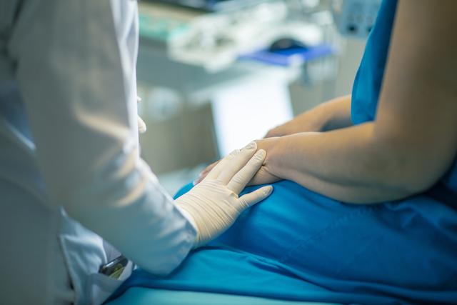 Besuche in Krankenhäusern werden eingeschränkt. Nur Palliativ- und Hospiz-Patienten sowie Kinder sind davon ausgenommen.