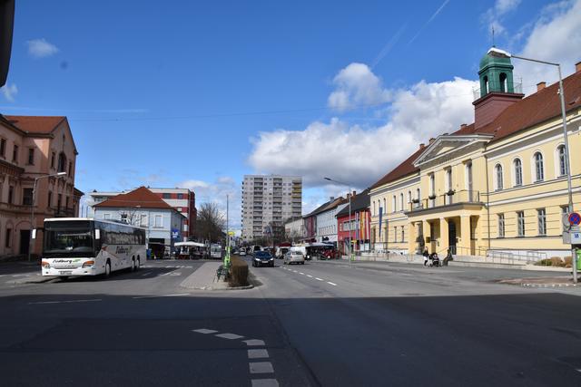 Der Hauptplatz Oberwart vereint Behörden, Geschäfte und Dienstleistungsunternehmen. Er ist auch Veranstaltungsort.
