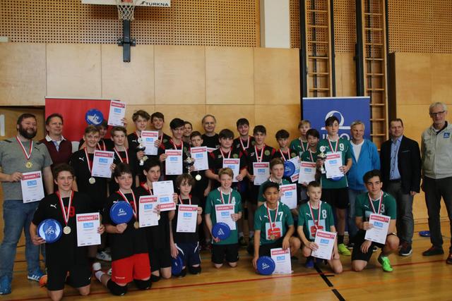 Die Teams der Medaillengewinner mit den Offiziellen.