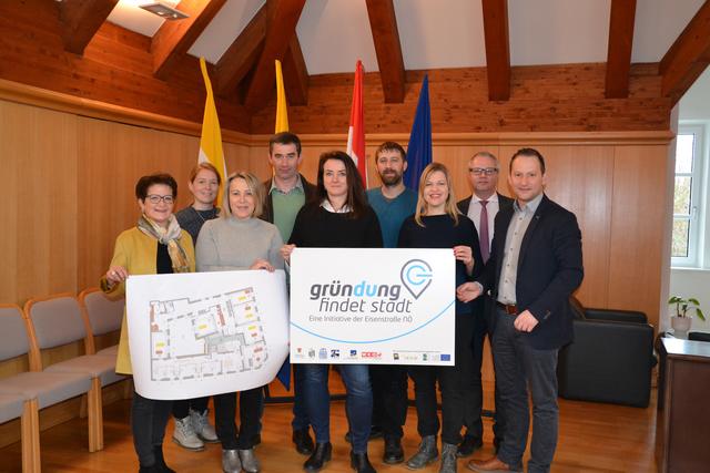 Die Jury in Purgstall freut sich über die neue engagierte Standortgründerin: geschäftsführende Gemeinderätin Birgit Ressl, Eisenstraße-Projektbetreuerin Bettina Rehwald, Wirtschaftskammer-Bezirksstellenobfrau Erika Pruckner, geschäftsführender Gemeinderat Martin Jandl, Standortgründerin Angela Brandhofer und Kollegin Petra Amorim Valério, geschäftsführender Gemeinderat Christian Müller, Raiba-Bankstellenleiter Reinhard Steinwander und Bürgermeister Harald Riemer