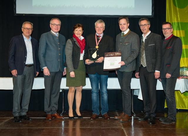 Josef Leopold (4.v.l.) ist österreichischer "Ölkaiser" mit seinem Kürbiskernöl.