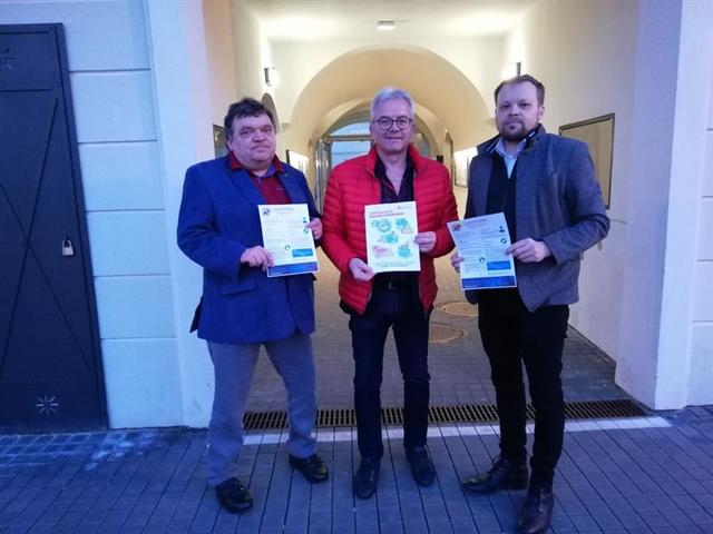 Gesundheitsstadtrat Christian Vymetal, Bürgermeister Gerhard Weil und Sicherheitsstadtrat Ronald Altmann präsentieren das Corona-Infoblatt.