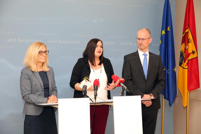 Informierten über die aktuelle Entwicklung: Brigitte Novosel, LHStv. Eisenkopf und Landesamtsdirektor Roland Reiter