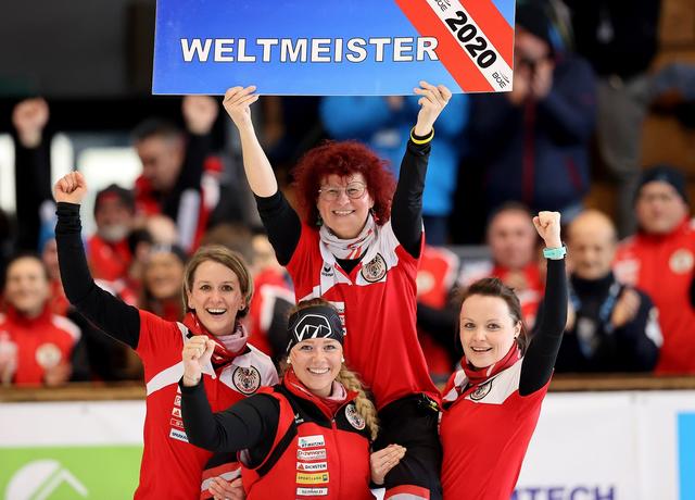 Simone Steiner (r.) holte sich mit ihren Kolleginnen Susanne Sohm-Armellini, Sophie Schmutzer und Viktoria Schlapfer Gold bei der Mannschafts-WM.