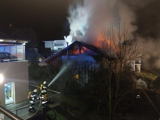 Rund 100 Einsatzkräfte der FF Bodensdorf, FF Tiffen, FF Steindorf, FF Ossiach, FF Sattendorf und FF Feldkirchen standen im Einsatz. | Foto: Gruber