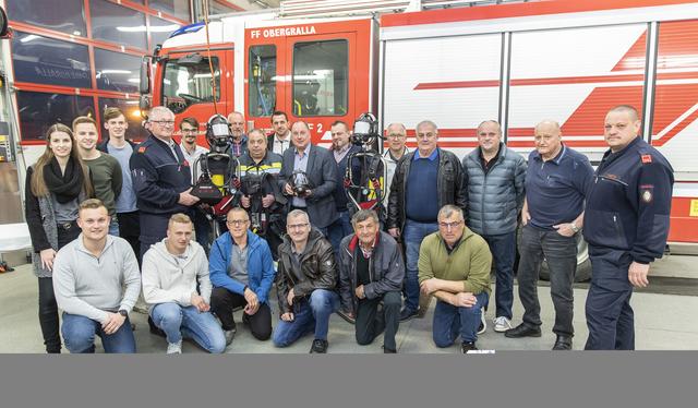 Die neuen Atemschutzgeräte der FF Obergralla wurden im Beisein von Bgm. Hubert Isker präsentiert.