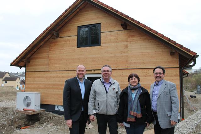 Das "Haus der Erinnerung" Mitte März kurz vor dem Corona-Shutdown. Das Bauprojekt ist jetzt so gut wie abgeschlossen. Am Foto der Vorstand der Bewusstseinsregion Mauthausen – Gusen – St. Georgen: Thomas Punkenhofer, Christian Aufreiter, Andrea u. Erich Wahl (von links).