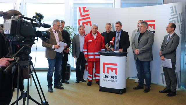 Der Leobener Bürgermeister Kurt Wallner (4.v.r) und ein Teil des Einsatzstabes der Stadt Leoben präsentierten heute Maßnahmen gegen das Corona-Virus.
