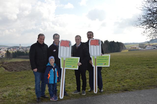 Von links: Vizebürgermeister Michael Hammer, Bauernbundobmann Florian Mayr mit Sohn, Jungbauernobmann Johannes Neubauer und Bürgermeister Ferdinand Kaineder beim Aufstellen der Tafeln.