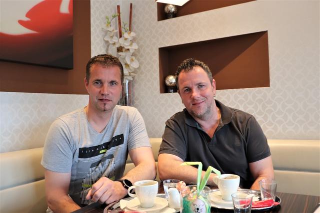 Hannes (li) und Helfried Jantscher blicken auf 30 Jahre Musikgeschichte, jetzt wollen die flott’n Steira kürzer treten