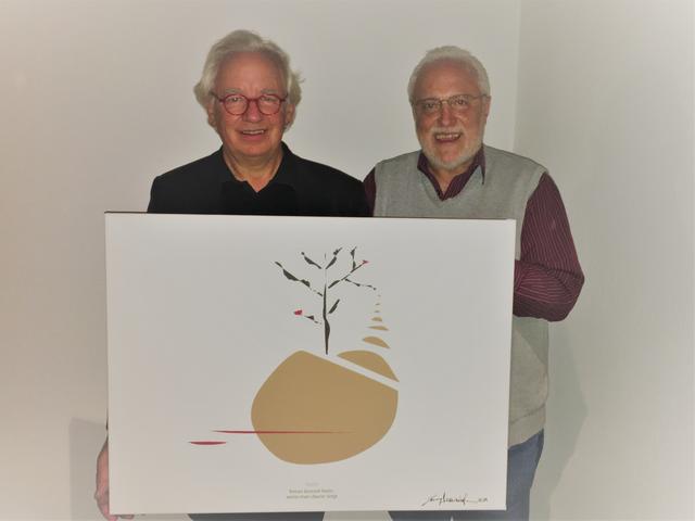 Prof Sepp Strunz freut sich sehr über das Kunstwerk "heim", das Prof. Lorenz Maierhofer der Musikschule übergeben hat