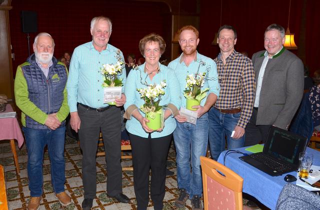 Ein Dankeschön für die ausgeschiedenen Vorstandsmitglieder. Von links: Bezirksobmann Reinhard Hirzinger, Sebastian Pfisterer, Anni Feldkircher, Markus Schellhorn, der neue Obmann Manfred Höck und Vizebgm. Peter Payr.