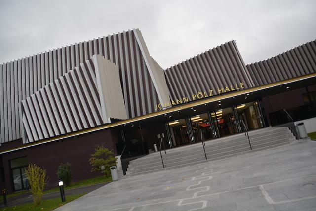 Leere vor und in der Johann-Pölz-Halle in Amstetten. Das Veranstaltungszentrum steht wie die gesamte Region still.