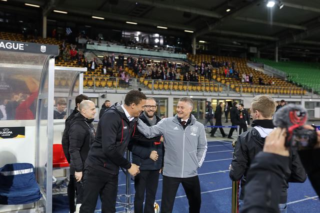 Valerien Ismael und Ole Gunnar Solskjær beim Handshake kurz vor Spielbeginn auf der Linzer Gugl.