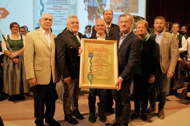 Der neue Ehrenringträger der Marktgemeinde Kaindorf, Franz Summerer, im Kreis der Gratulanten.