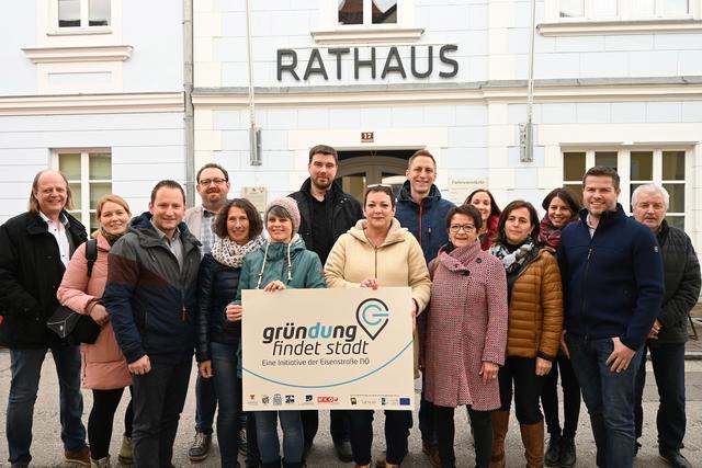 Die "Spaziergänger" in Purgstall besichtigen Leerstände im "Dornröschen-Schlaf". Es war der vierte und somit letzte erfolgreiche "Spaziergang für GründerInnen" im Zuge des LEADER-Projekts "Gründung findet Stadt".