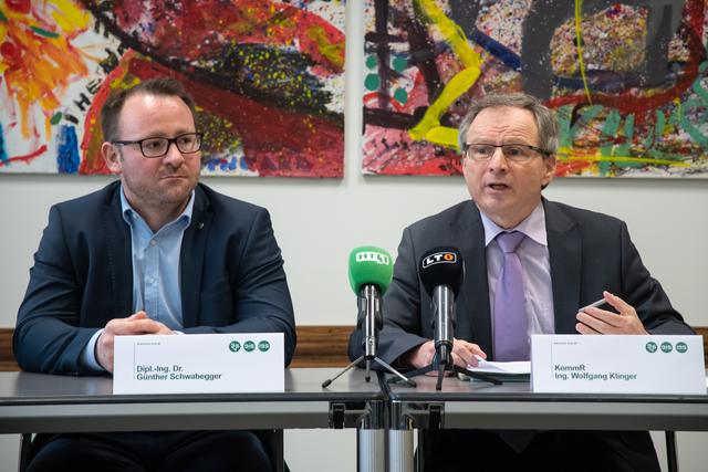 Günther Schwabegger (BSV OÖ) und Wolfgang Klinger (Landesrat FPÖ) informierten über Rauchwarnmelder.