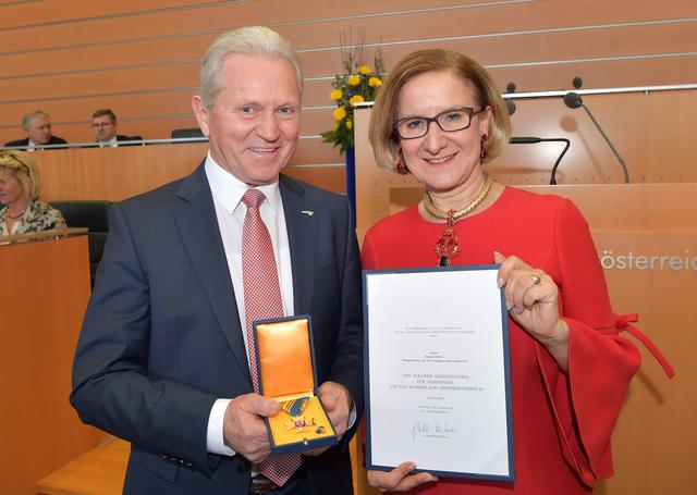 In ihrer Laudatio bedankt sich Landeshauptfrau Johanna Mikl-Leitner bei allen Verantwortungsträger sehr herzlich, die sich bis jetzt den Herausforderungen gestellt und dabei unser Land NÖ vorwärtsgebracht haben. Jede und jeder Einzelne ist ein ganz großes Vorbild für alle anderen, auch Ehrenbürgermeister Hubert Meisl
