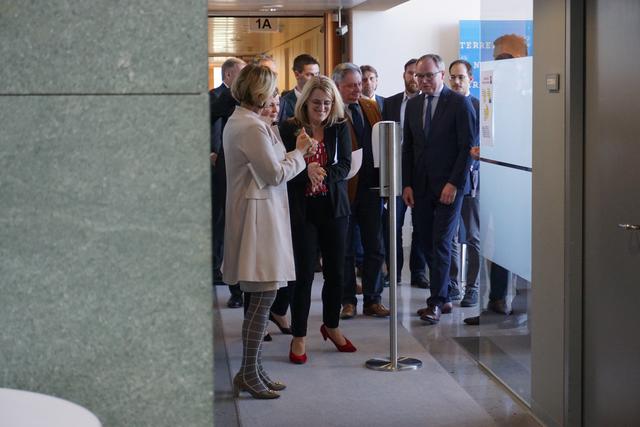 Vor der Pressekonferenz desinfizierte sich der Krisenstab die Hände.