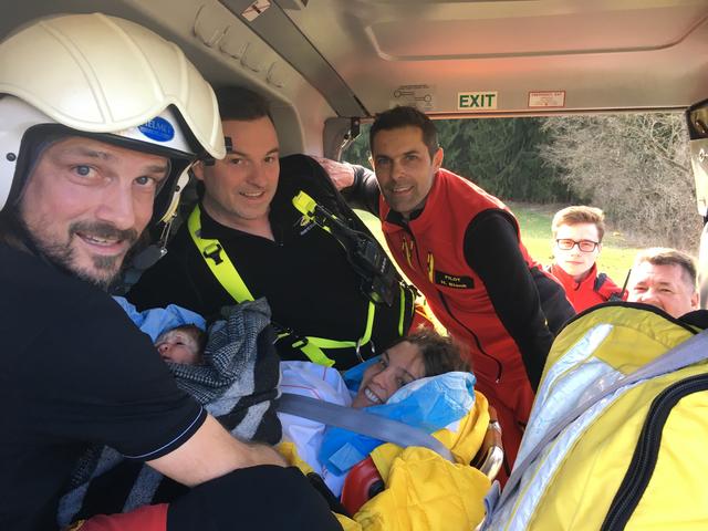 Willkommen: Die kleine Elena mit Mama und Hubschrauber-Crew