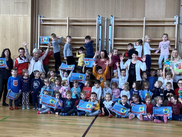 Hauptpreis für den Kindergarten Stadtschlaining: Kindergartenpädagogin Roswitha Kristaloczi, ASKÖ Fit Koordinator Mathias Binder, ASKÖ Vizepräsidentin Doris Prohaska, Kinder des KIGA Stadtschlaining, Kindergartenpädagogin Katharina Feichter, Kindergartenleiterin Michaela Divosch, Hopsi Hopper Trainerin Andrea Horvath