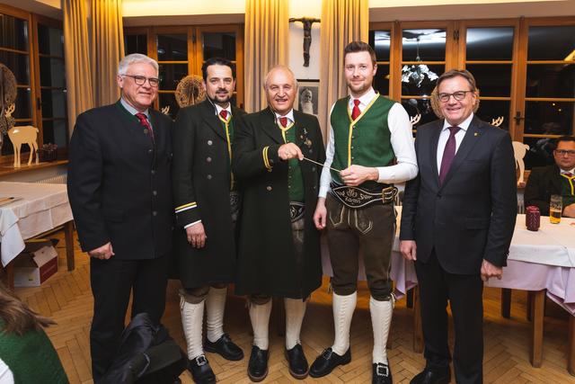 Bei der Generalversammlung gab Rudi Pascher den Taktstock an Benedikt Grutsch weiter.
Im Bild: Bgm Siegmund Geiger, Obmann Stephan Wohlfarter, Rudi Pascher, Benedikt Grutsch und LH und Präsident des Tiroler Blasmusikverbandes Günther Platter (v.li.).