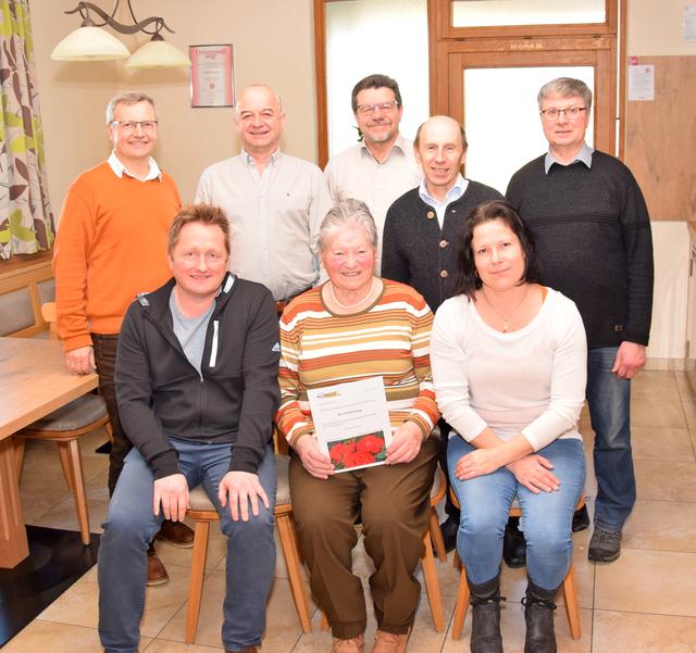 v.li.n.re.sitzend: Bürgermeister Markus Steininger, Jubilarin Grete Thaller, Tochter Elke Thaller;
v.li.n.re. stehend: Heinrich Pfoser, Gemeinderat Josef Naderhirn, Amtsleiter Karl Pfeil, Vizebürgermeister Hans Scharinger, Seniorenbundobmannstellv. Eduard Nader;