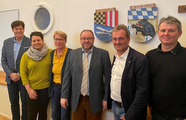 Die aktuelle Vorstandschaft umfasst folgende Mitglieder (von links nach rechts): Bürgermeister Franz Angerer (einfaches Mitglied des Stadtvereins), Gymnasialprofessorin Regina Hasibeder (Schriftführerin), Elisabeth Holzer (stellvertretende Obfrau), Mario Puhane (Obmann), Franz Rathwallner (Färbelungsausschuss), Norbert König (stellvertretender Obmann). Nicht im Bild: Patrick Schmierer (Färbelungsausschuss) und Helmut Kumpfmüller (stellvertretender Schriftführer).